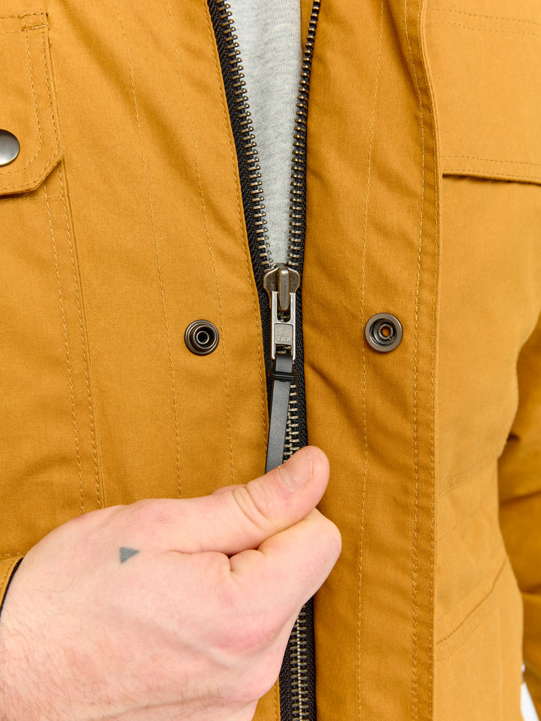Close up of zipper detail in FRAHM Waxed Quilted Field Jacket 2026 Honey Tan