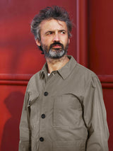 Model wearing FRAHM Original Lightweight Workers Jacket 2027 Italian Beige outdoors