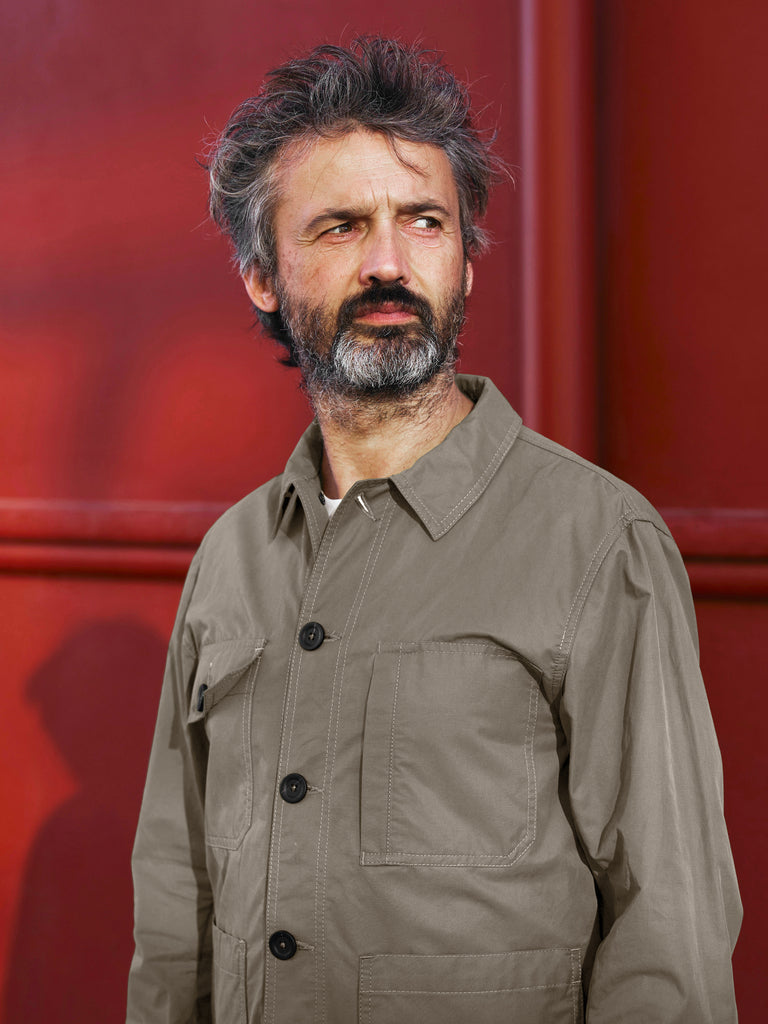 Model wearing FRAHM Original Lightweight Workers Jacket 2027 Italian Beige outdoors