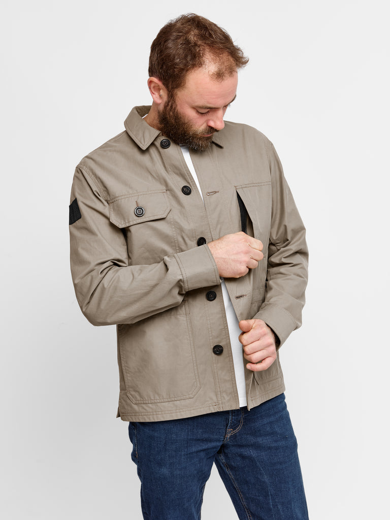 Model wearing FRAHM Original Lightweight Workers Jacket 2027 Italian Beige in studio