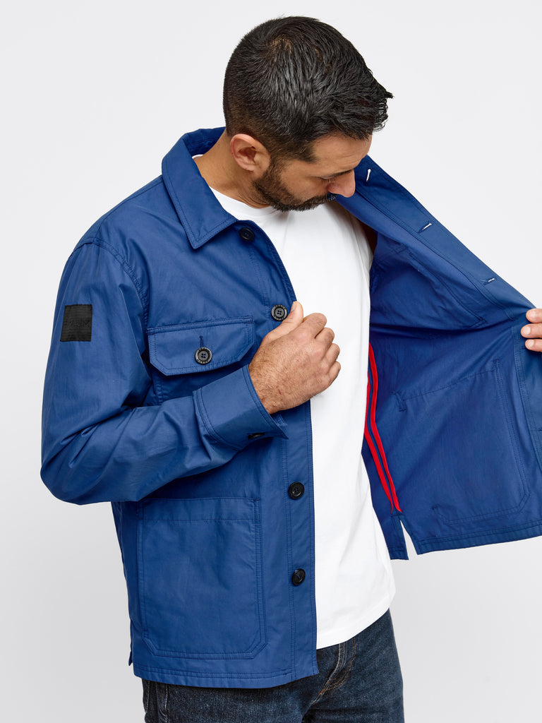 Model wearing FRAHM Original Lightweight Workers Jacket 2027 in French Blue in studio showing inside of jacket